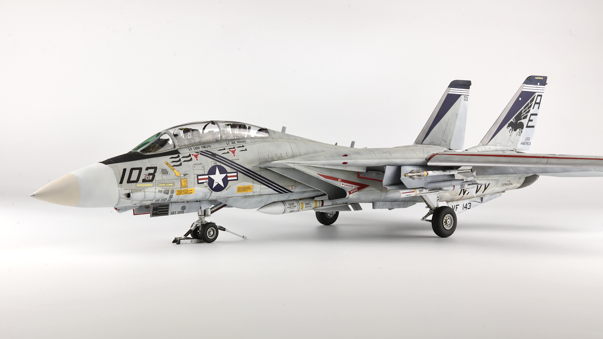 VF-143_03.jpg